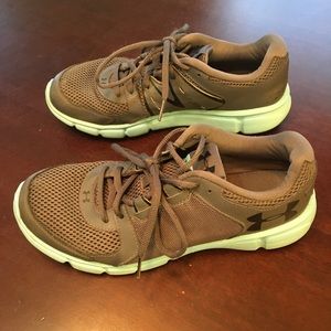 Women’s under armour shoes - sz 10 good shape